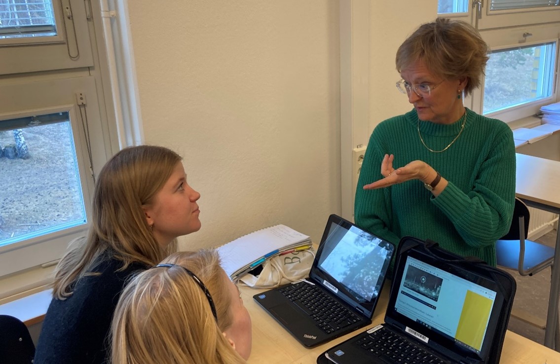 Milla Brundin diskuterar med sin lärare Annika Ehn-Magnusson