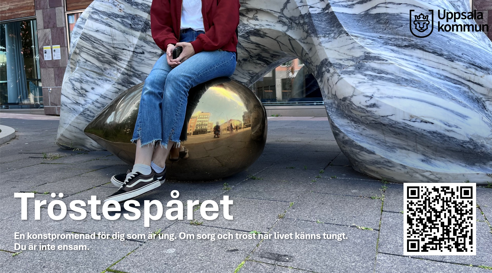 En person som sitter vid konstverket Gowhar av Samaneh Reyhani.