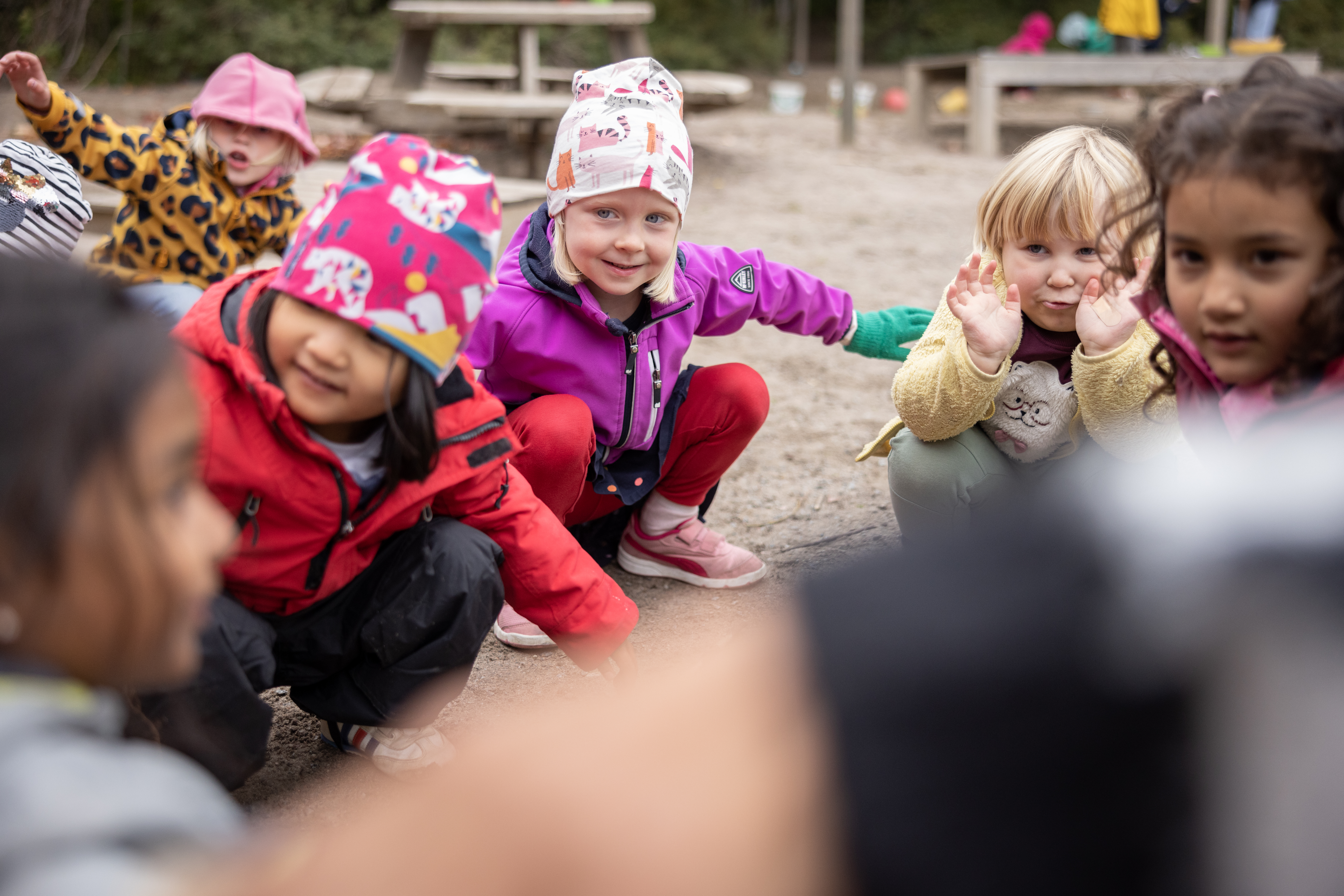 Barn gör rörelser tillsammans utomhus