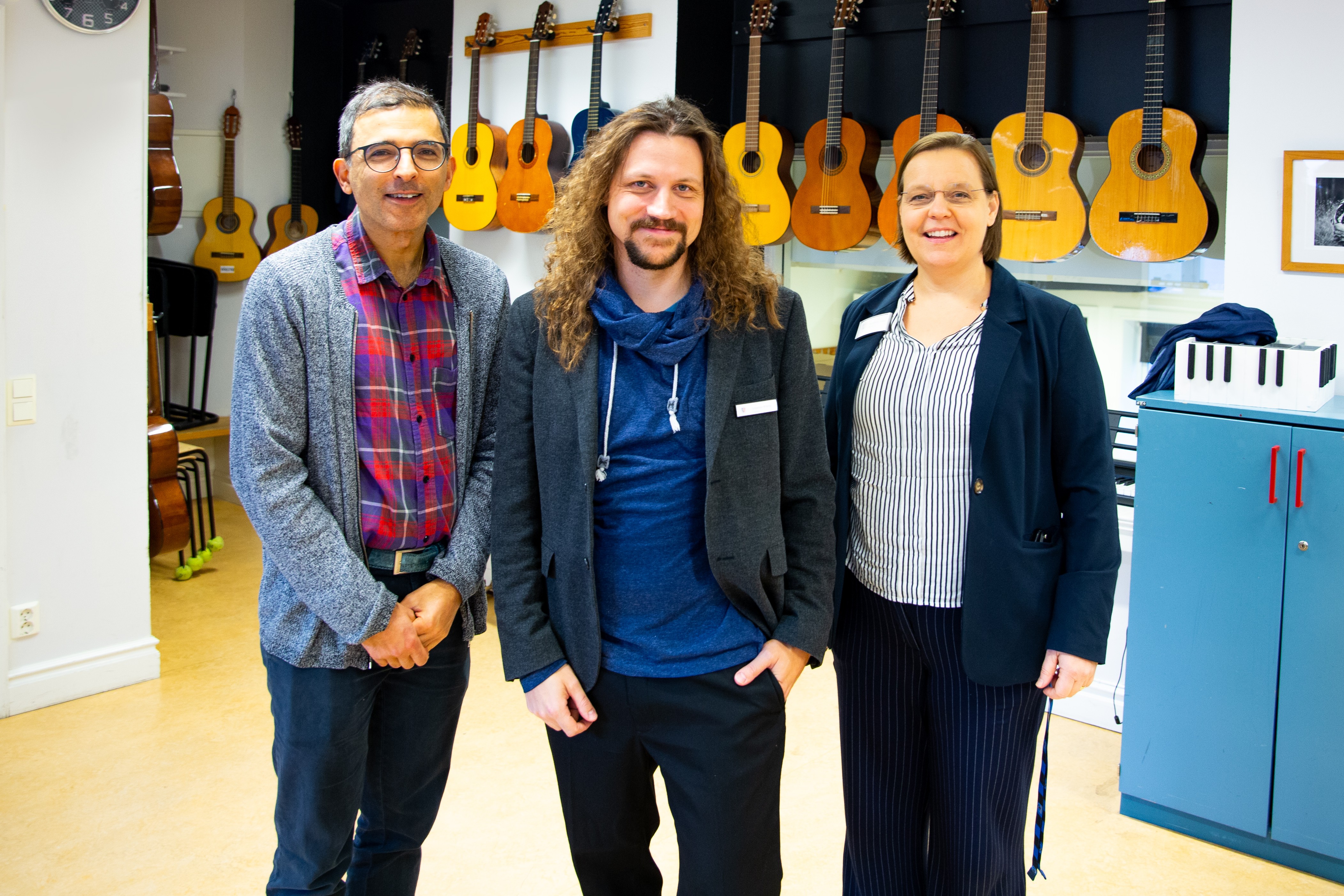 från vänster Tarik Qureshi, vinnare Johannes Wiberg, rektor Jacobina Sillén.