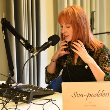 Bild på poddaren Malin i inspelningsstudion.