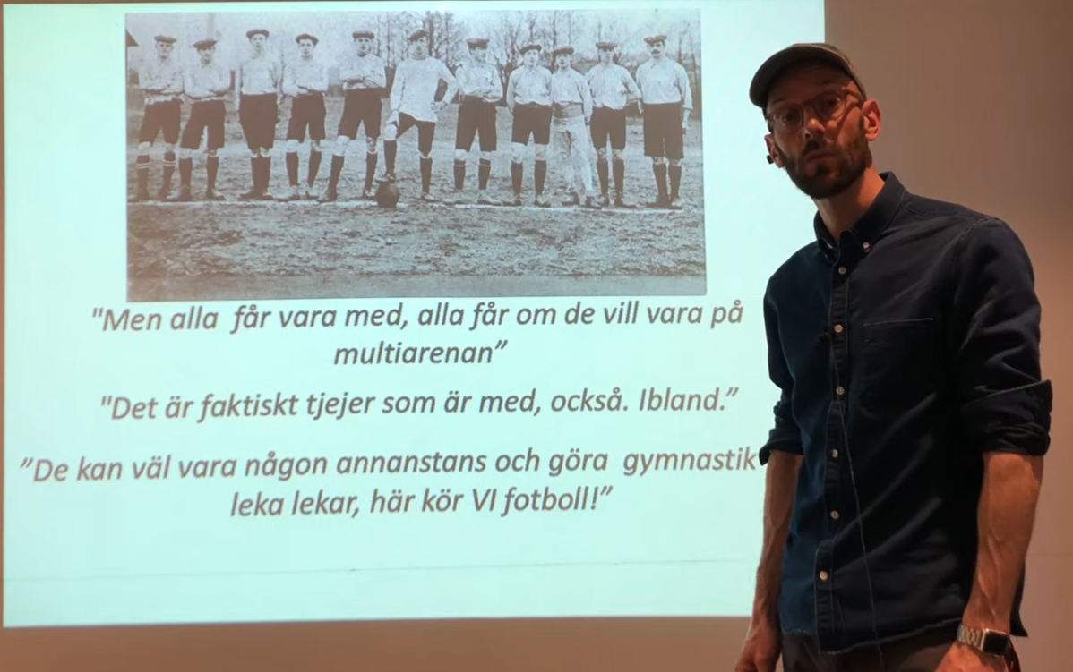 skolgårdslärare Gustav tar ansvar för fotbollsplanen