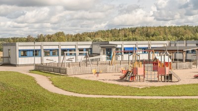 Bild på gården och Lövstalöts nya förskola i moduler.