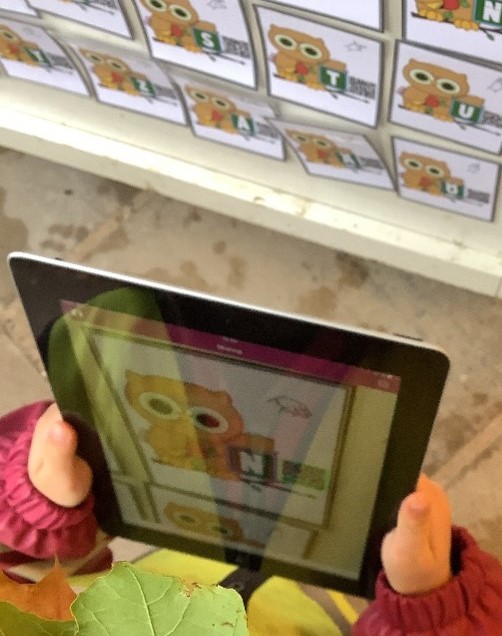 Ett barn scannar in bokstäver med en QR-kod