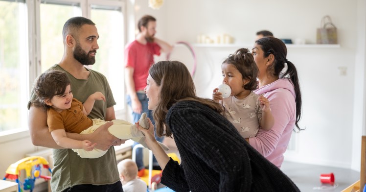 Föräldrar på öppna förskolan träffas och pratar