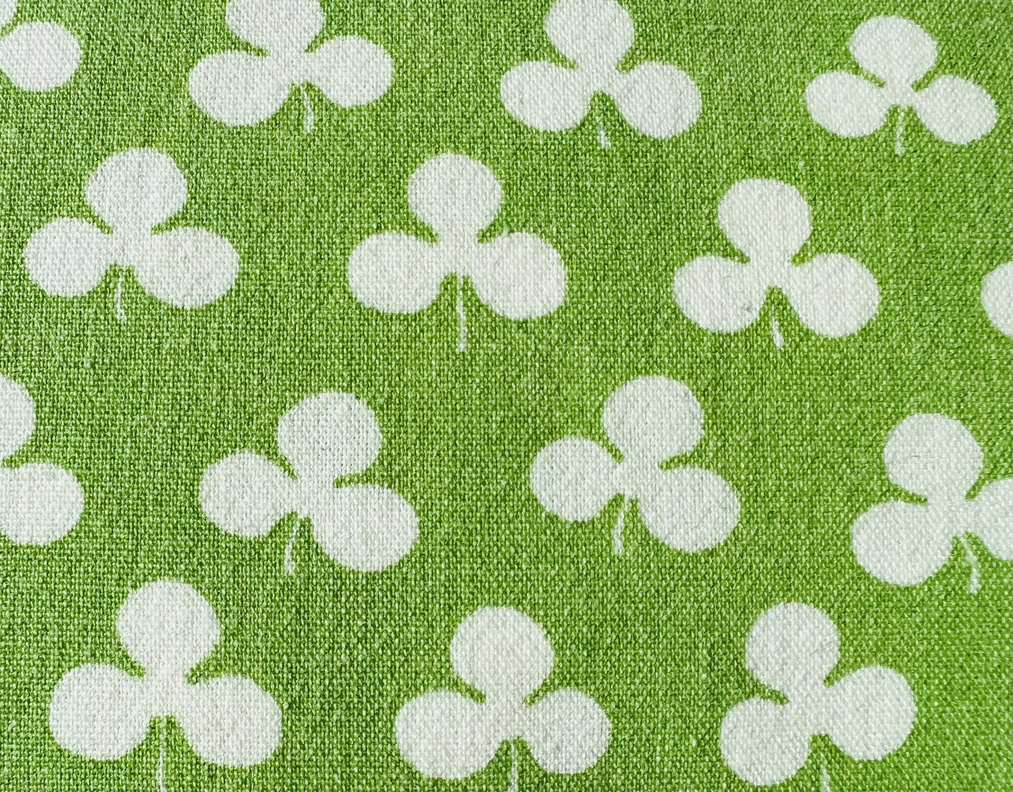 vit treklöver på grön bakgrund