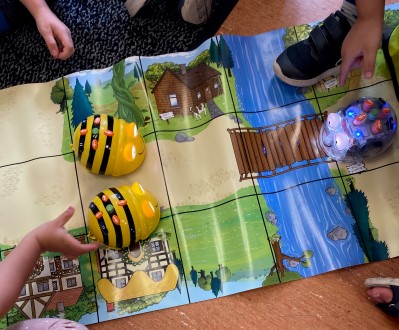 Robotarna Beebot och Bluebot på en av mattorna.