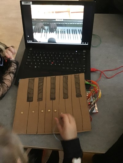 Vi provar spela piano med Makey makey. 